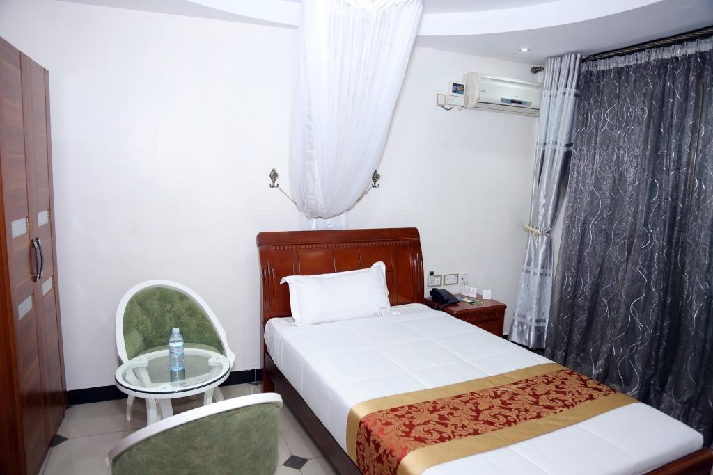 La Grande Hotel Kampala Dış mekan fotoğraf